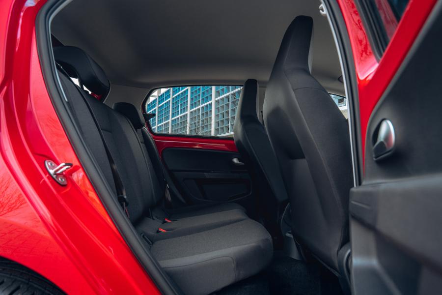 Интерьер Volkswagen up! Black Edition 2020 года  (UK) (фото 30 из 40)